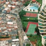 Foto clássica que retrata a desigualdade social no Brasil.