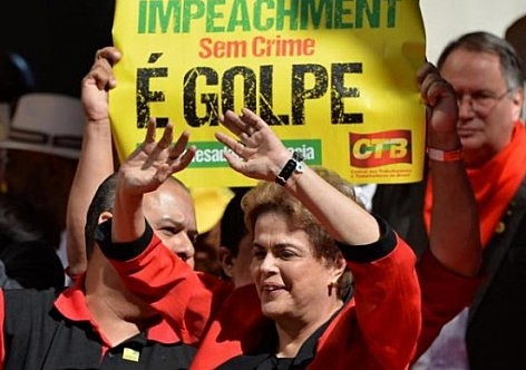 Mesmo após dois ciclos eleitorais, parcela dos partidários petistas ainda tratam o impeachment de Dilma Rousseff como um golpe parlamentar.

Vale lembrar que diversos aliados da base do governo Lula votaram a favor da saída da então presidente.