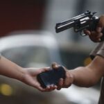 Roubo de celular no Brasil se tornou prática do crime organizado.